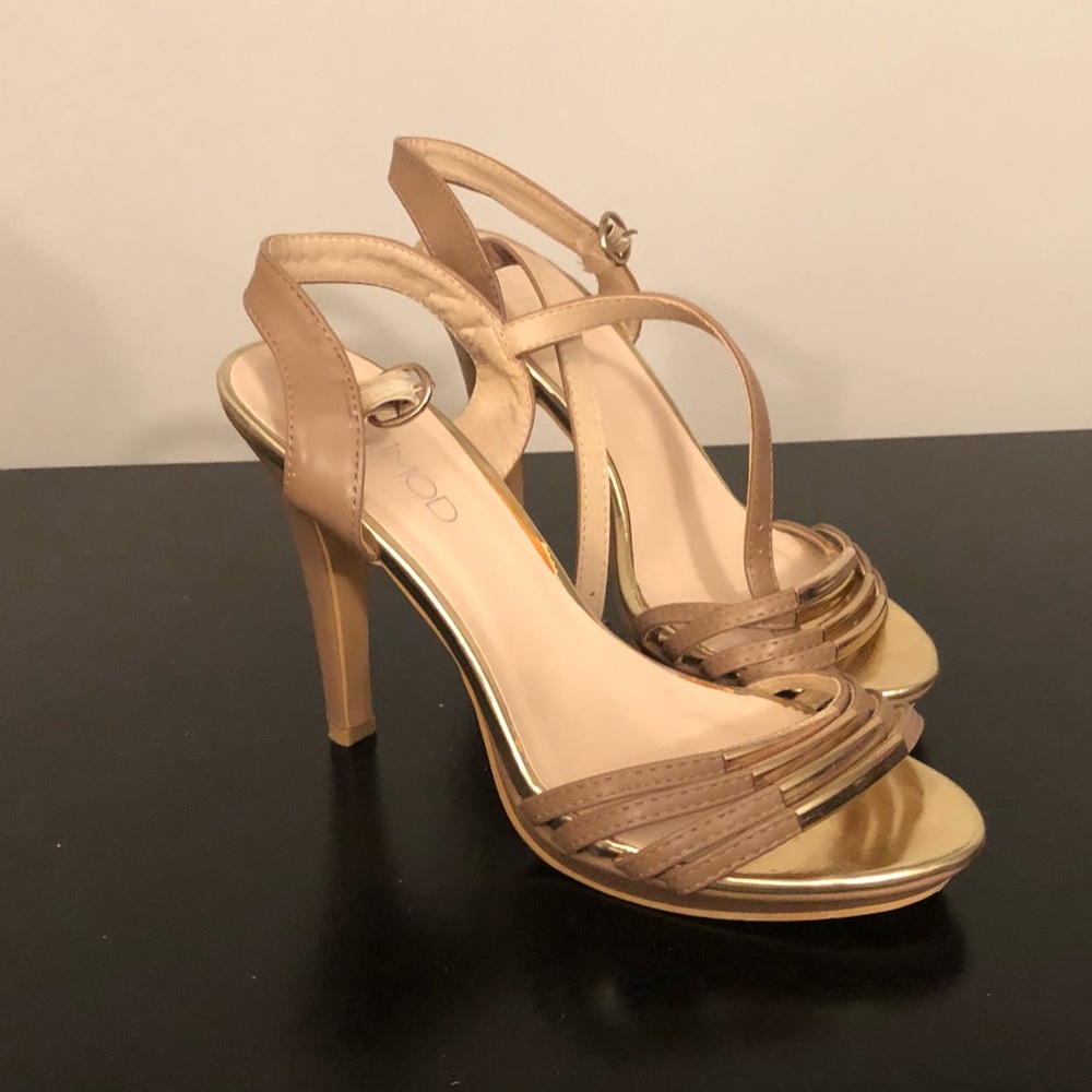 🎉 Host Pick 🎉 Light brown golden heels- DERiMOD